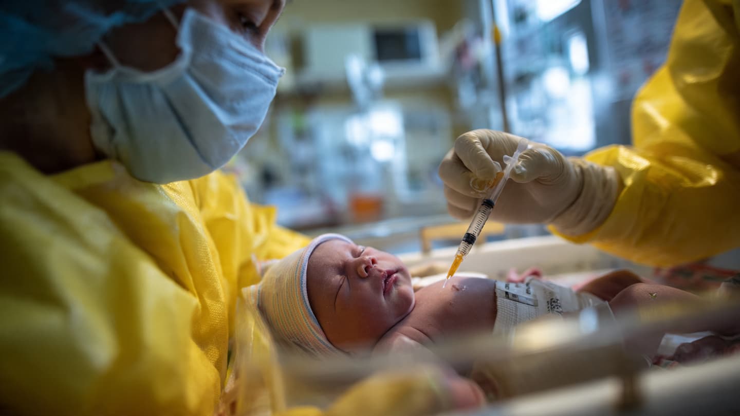 When Small Decisions Carry Lifelong Consequences in the First Hours of Life