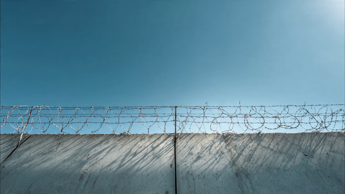 حيث ينحني الشمس خلف الحجر، سرد للظلال داخل جدران فيراكروز