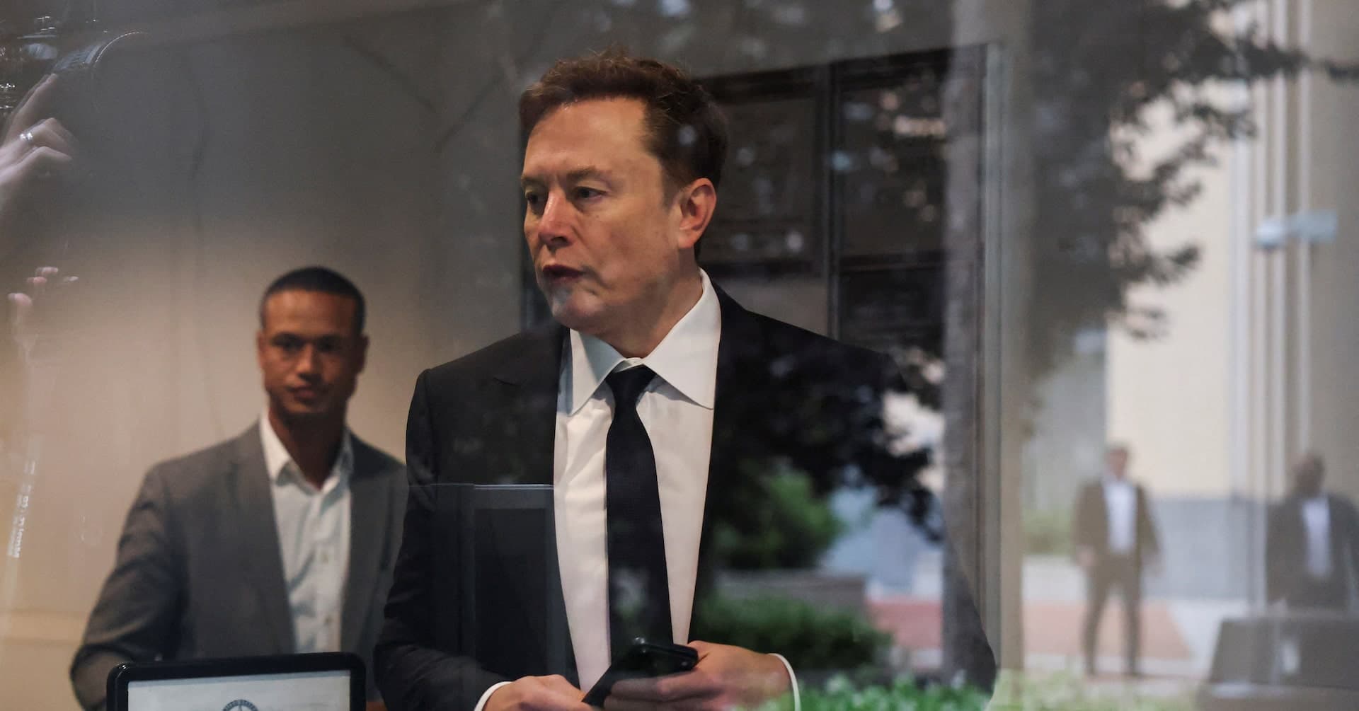 Elon Musk, Apple's Cook, and Boeing CEO Going to China with Trump, Official Says