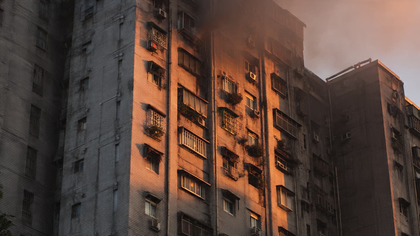 Where the Smoke Meets the Glass, Reflections on a Silent Night Within the Taipei Tower