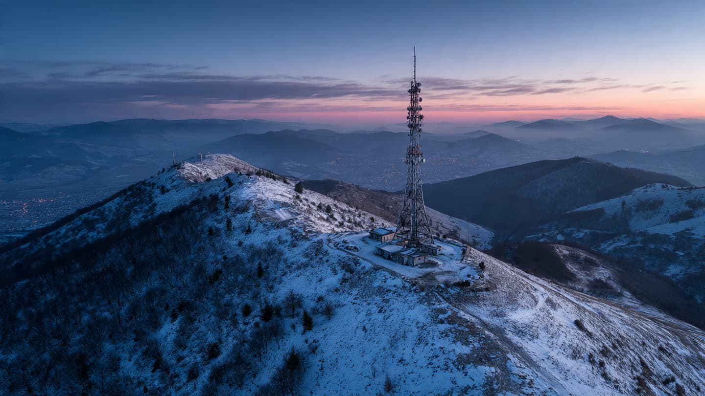 When the Horizon Whispers in Binary, Following the Path of Light Across the Serbian Peaks