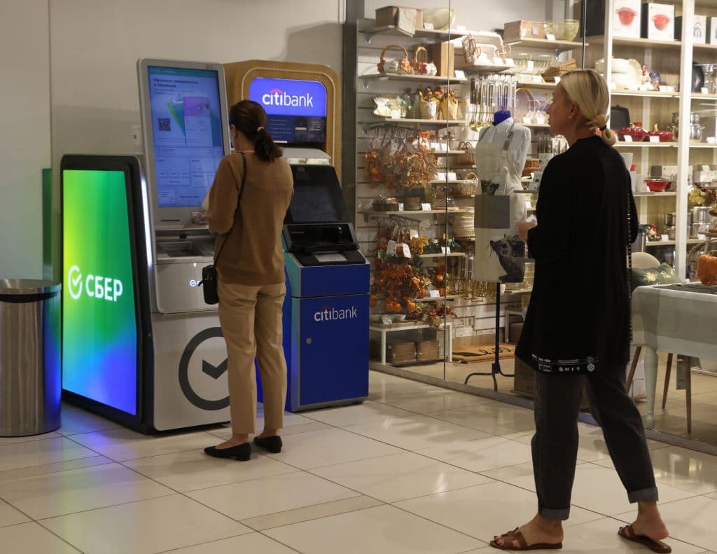 Russia's Banks Experience Major Service Outages Amid Internet Crackdown