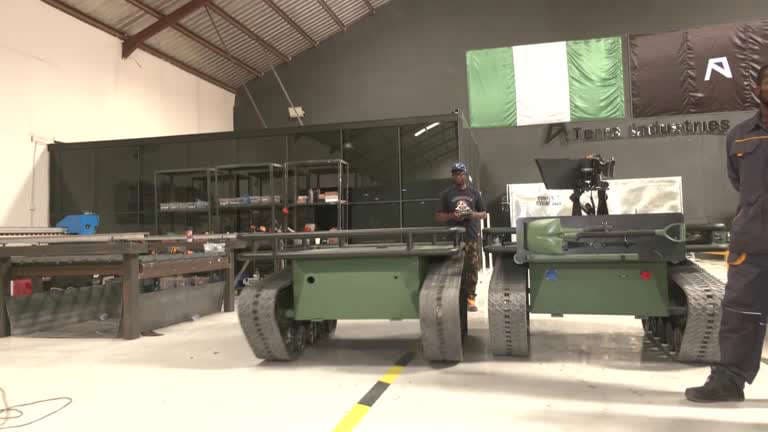 L'armée nigériane soutient une startup locale dévoilant des drones et des véhicules de déminage