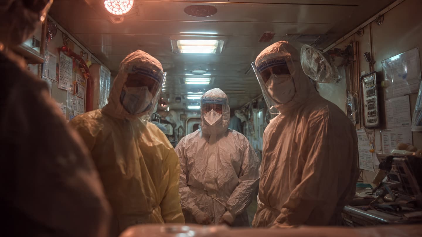 Between Horizon and Containment: The Gentle Tension of Health Concerns on a Voyage
