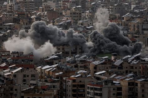 Israël frappe les banlieues de Beyrouth après que le Hezbollah a tiré une volée de roquettes