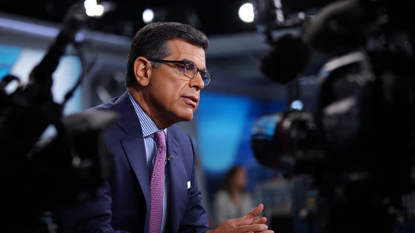 As Poll Numbers Rise, So Does the Weight of Public Scrutiny