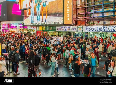 Times Square a 'Ghost Town' Amidst Bustling Golden Week Crowds in Causeway Bay