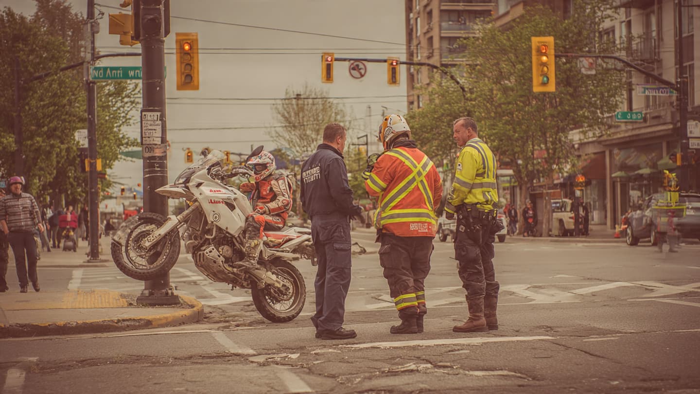A Quiet Intersection Suddenly Carried an Unforgettable Scene