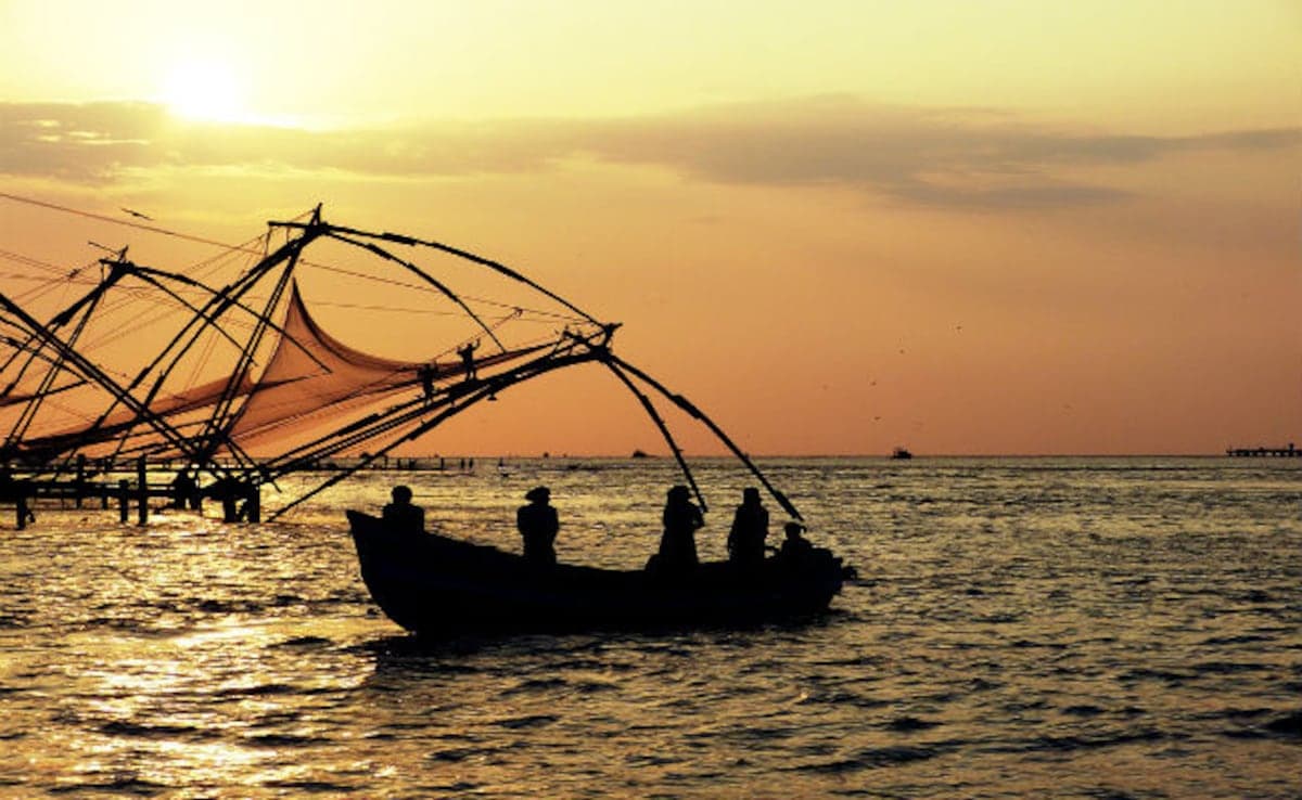 Sri Lanka Navy Arrests 10 Indian Fishermen for Poaching in Sri Lankan Waters