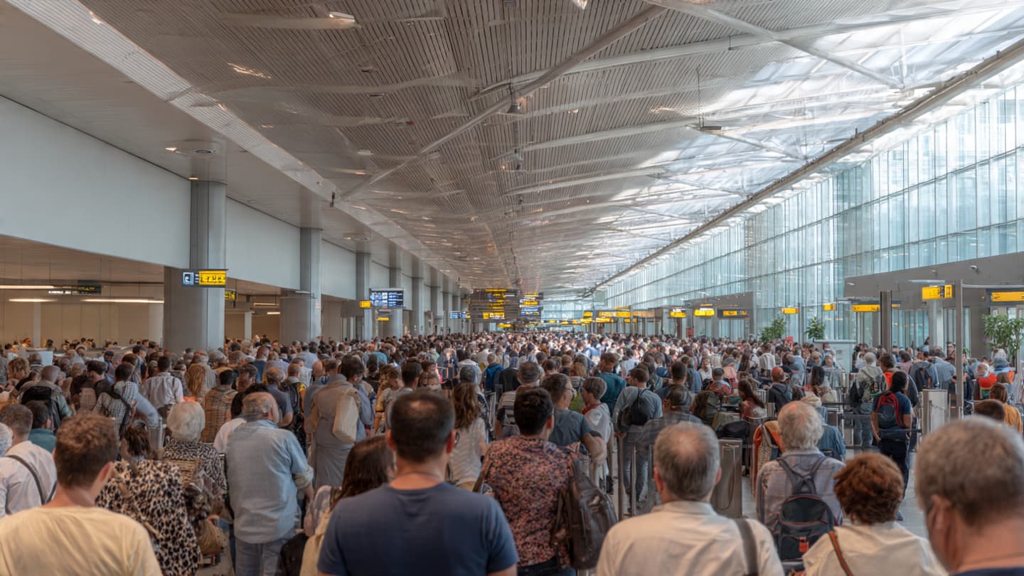 Between Screens and Suitcases, Lisbon Airport Faces the Weight of Modern Travel