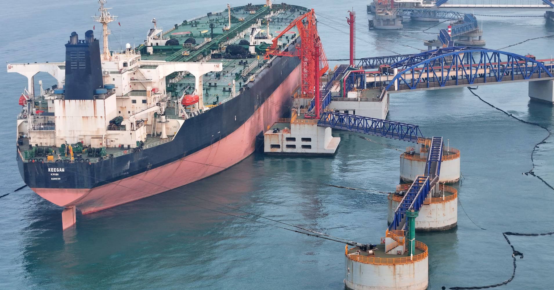 U.S. Oil Prices Surge Over 3% as Iran Tightens Control Over Strait of Hormuz