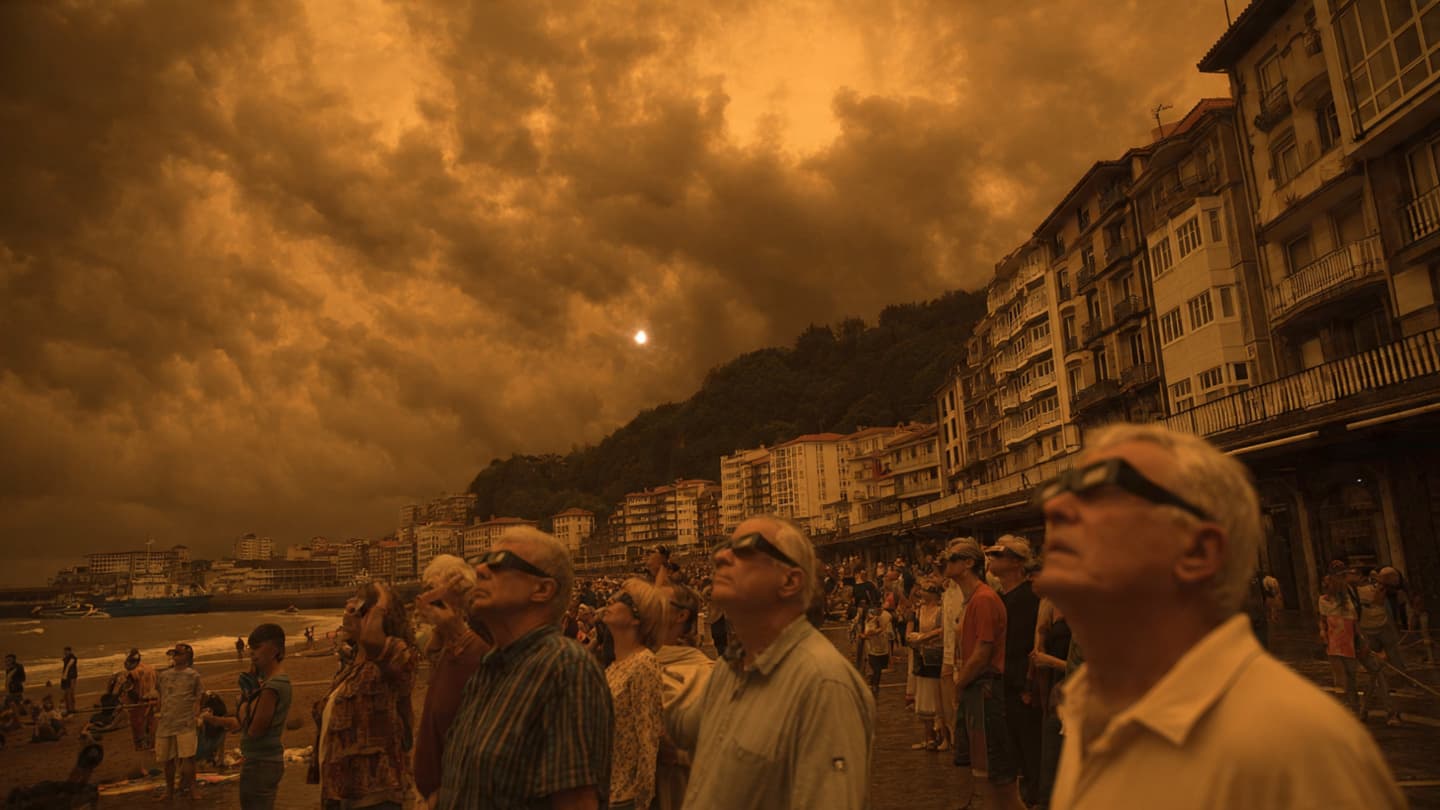 When Daylight Fades, Where Should We Stand to Watch the Sky?