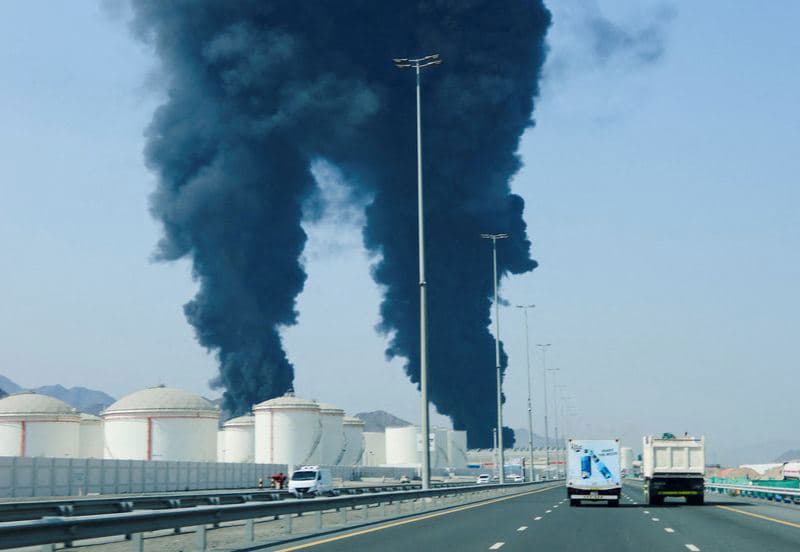 Zone pétrolière de Fujairah engloutie par les flammes suite à une attaque de drone alors que les Émirats arabes unis interceptent des missiles iraniens