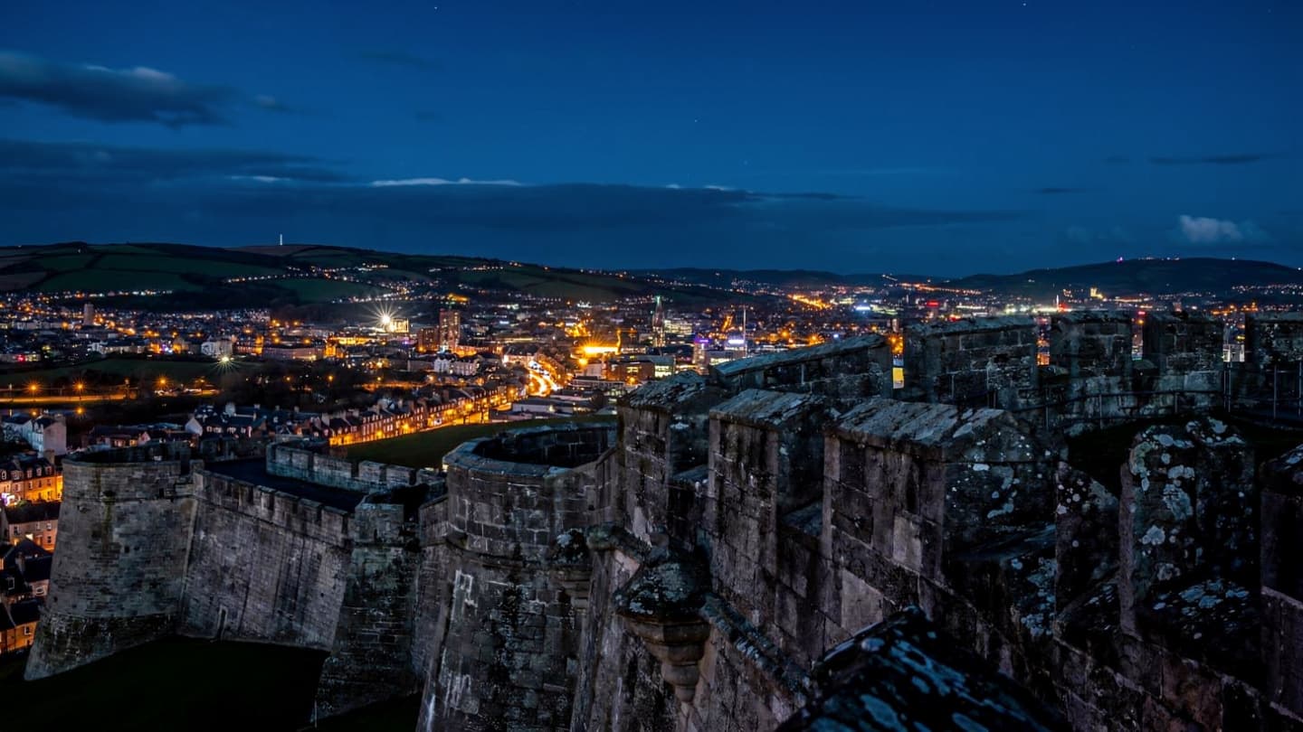Quand la floraison de la jeunesse rencontre une flamme amère, une réflexion sur la nuit de Derry
