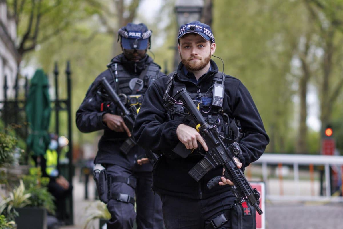 Police Lock Down Kensington Gardens in London Over Drone Threat