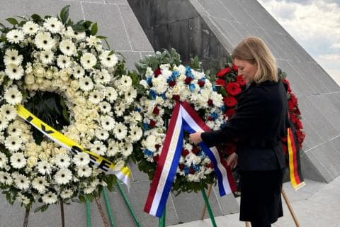 L'ambassadeur néerlandais honore les victimes du génocide arménien