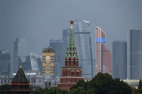 Kremlin Acknowledges Rising Criticism Following Blogger's Warning of 'Squeezed' Russians