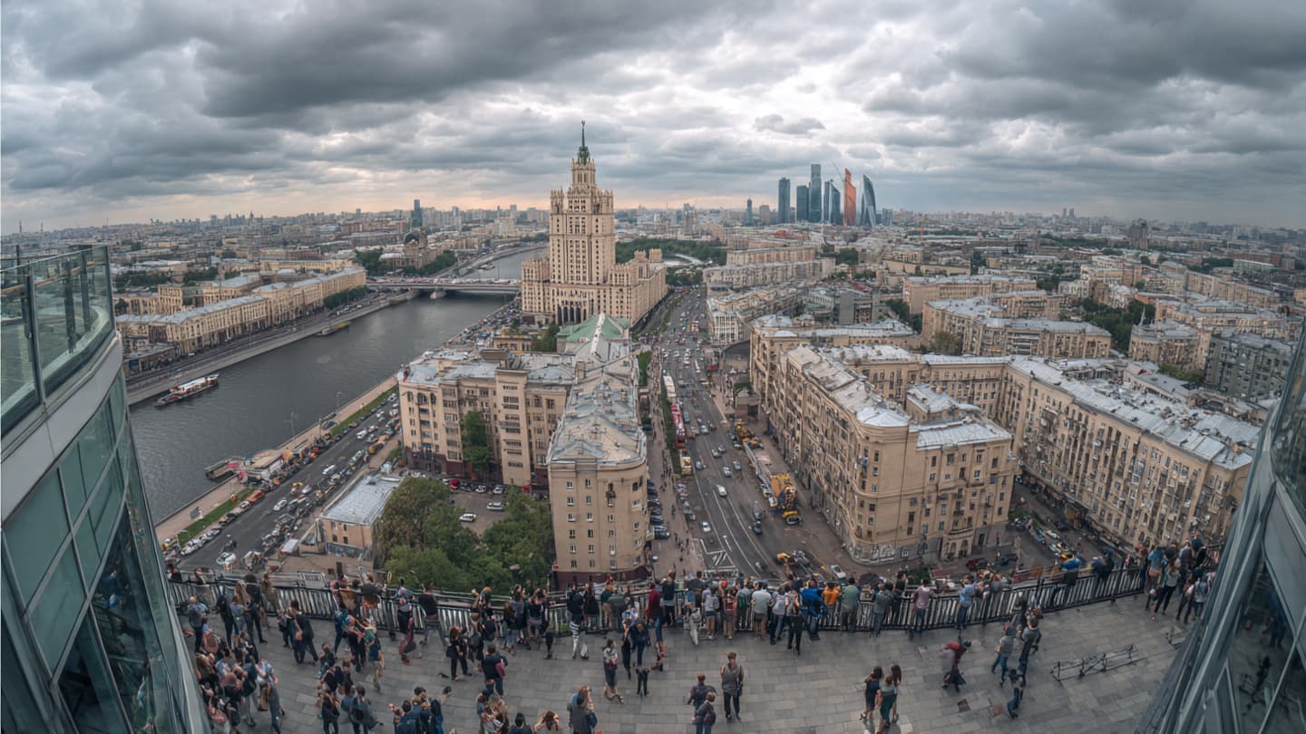 When the Signal Fades, What Quiet Questions Begin to Surface in Cities?