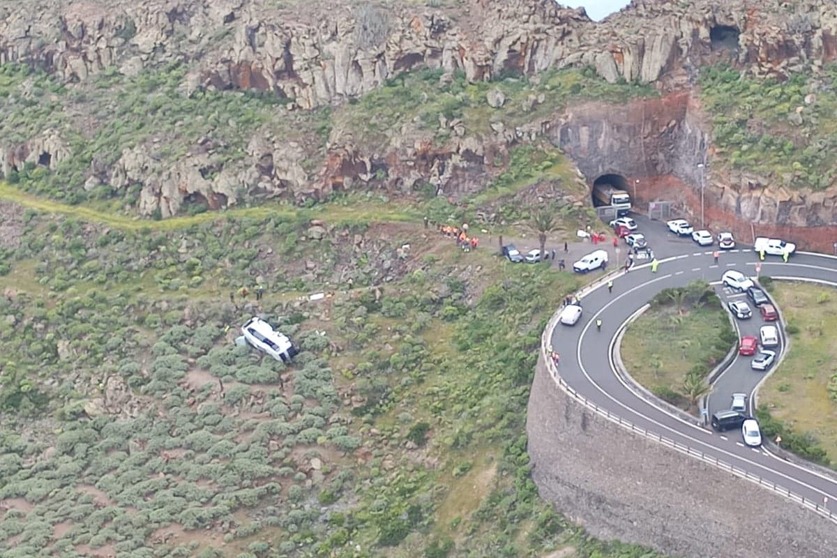 Tragic Bus Crash in La Gomera Leaves One Dead and 27 Injured