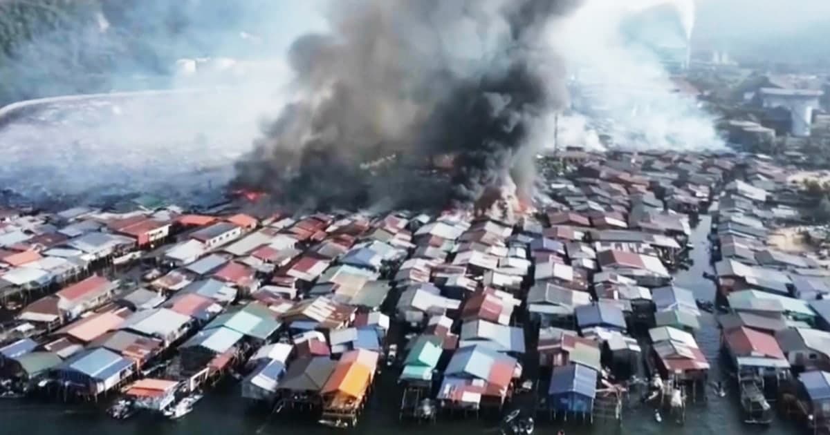 Fire Destroys 1,000 ‘Stilt’ Homes in Malaysia’s Sabah, Displacing Thousands