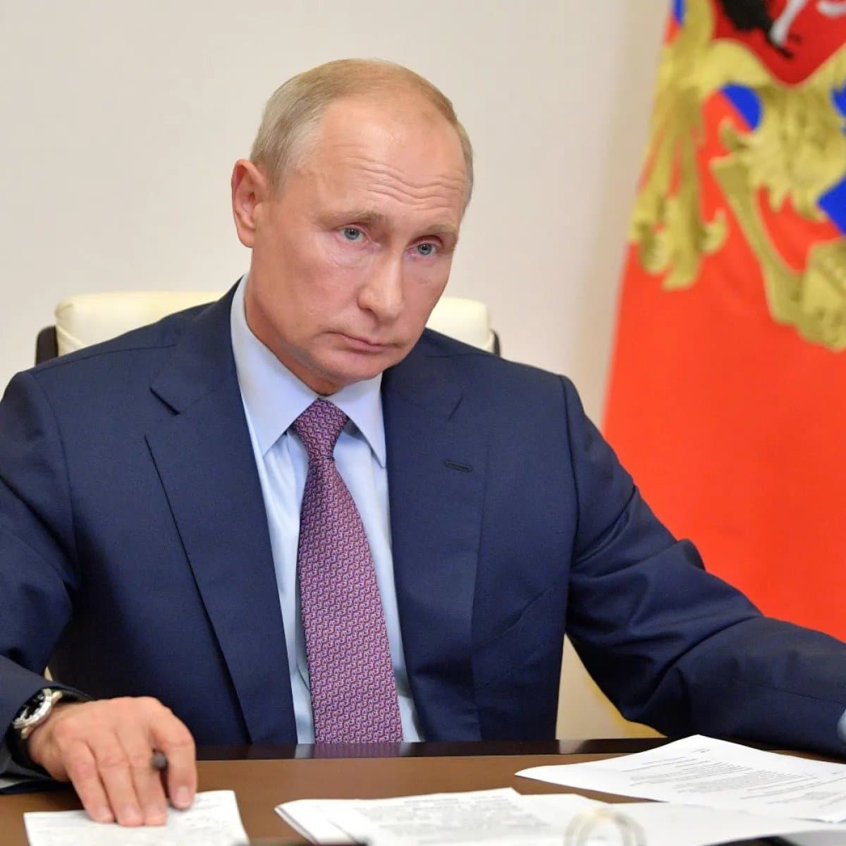 Putin’s New Security Rule Sparks Global Shock After Russia Bans Watches in Private Meetings